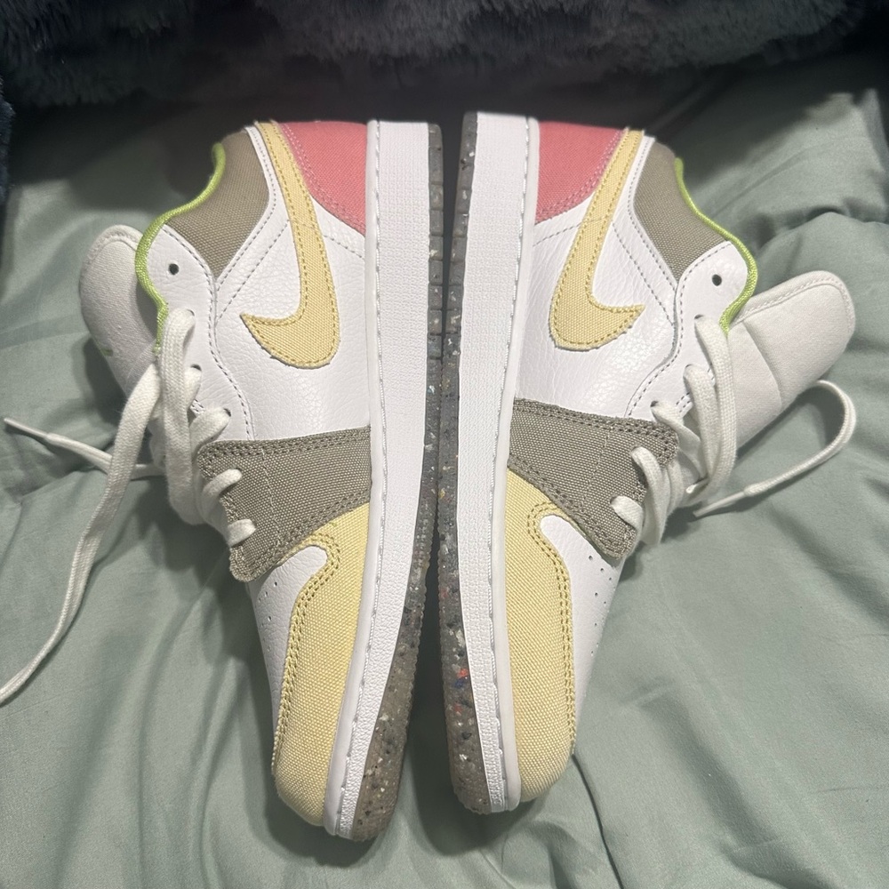 AIR JORDAN 1LOW SE (GS)
WHITE/VIVID GREEN-WHITE
BLANG/BLANG/VERT VIP - Picture 5 of 8